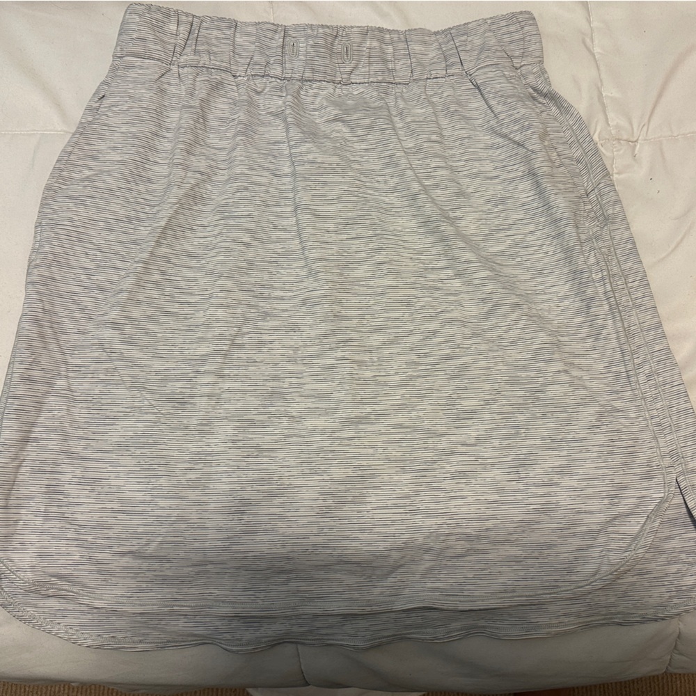 Lululemon on the fly skirt cloud white/grey 10